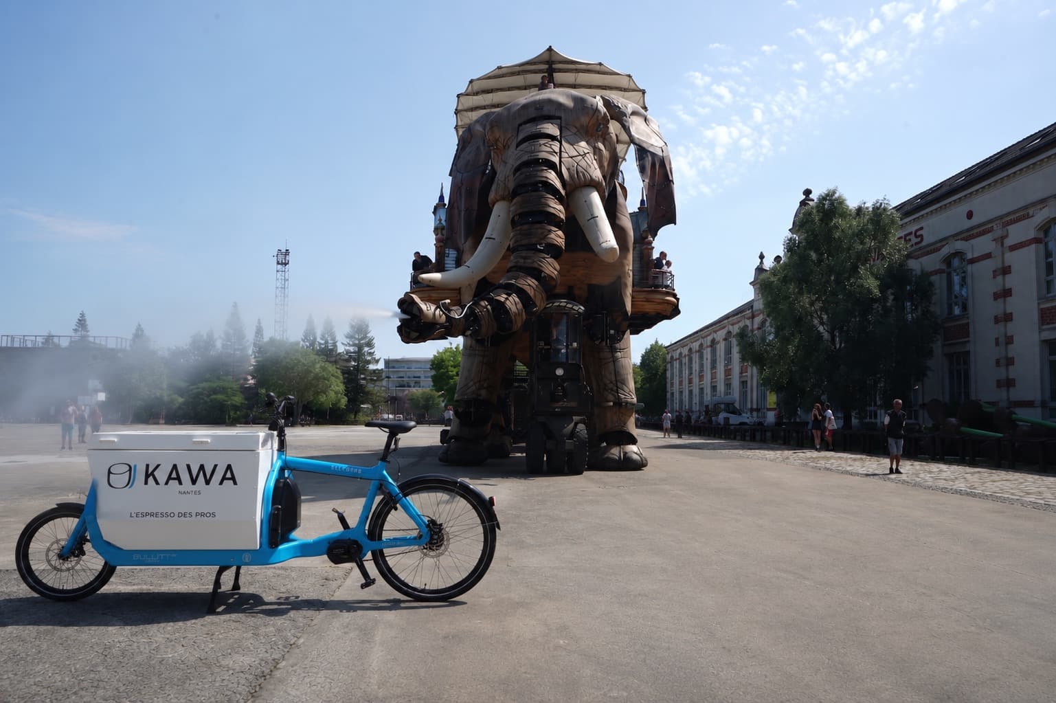 Vélo cargo KAWA devant le Grand Éléphant de l'île de Nantes