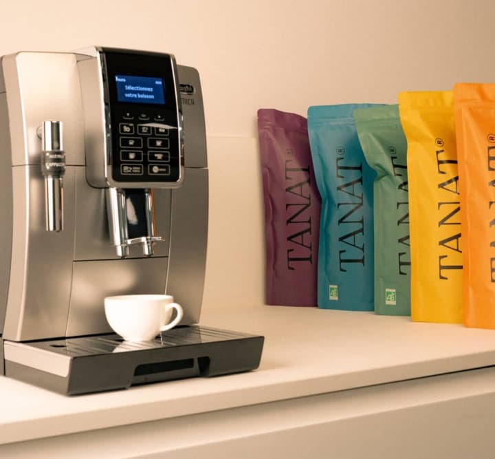 Machine à café et sachets de café pour estimer sa consommation en entreprise