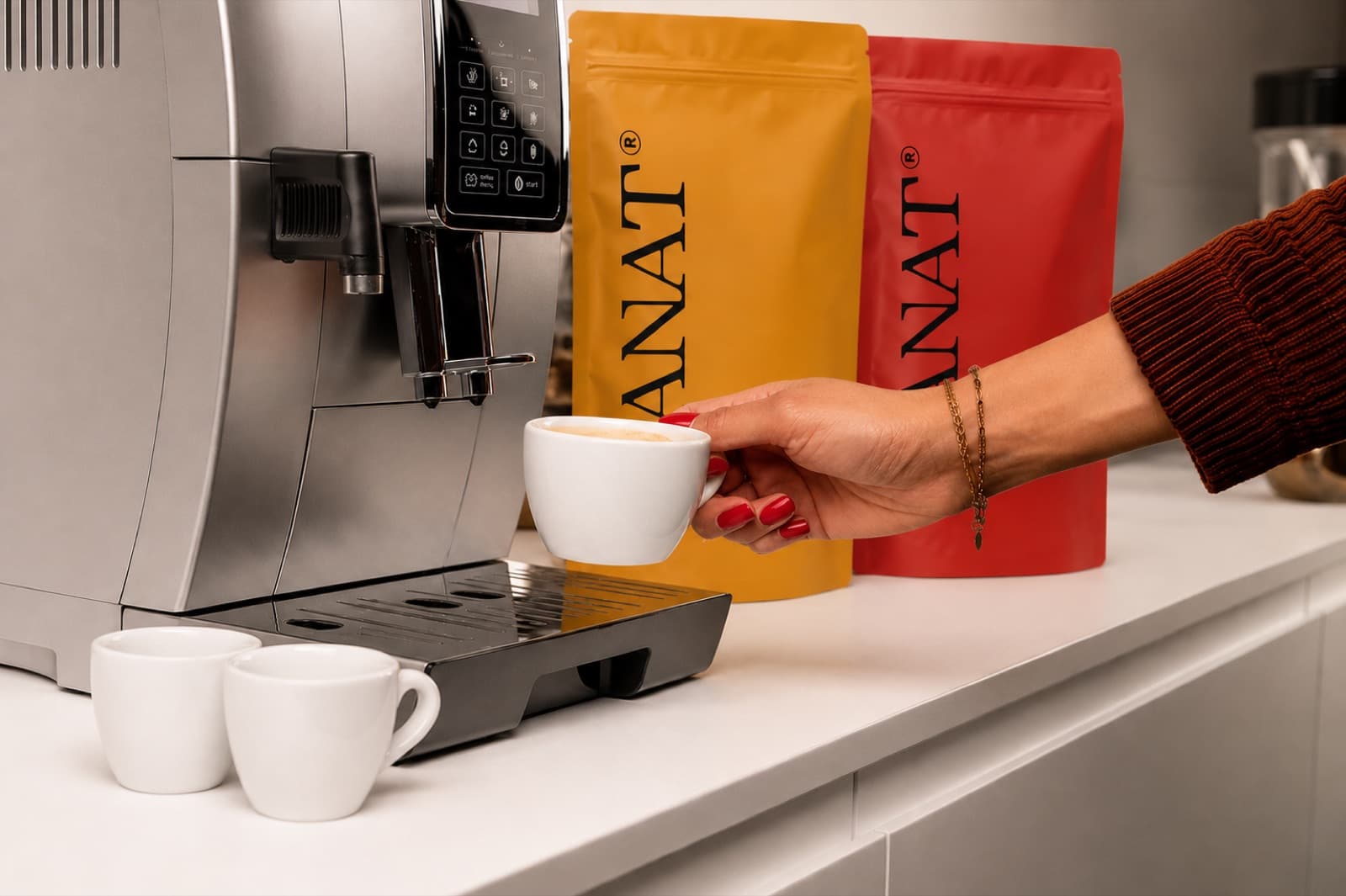 Machine à café et paquets de café pour estimer le coût en entreprise