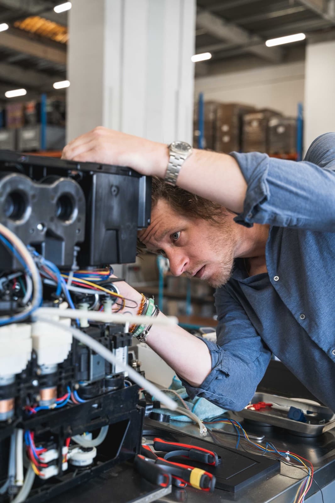 Technicien effectuant l'entretien d'une machine à café professionnelle