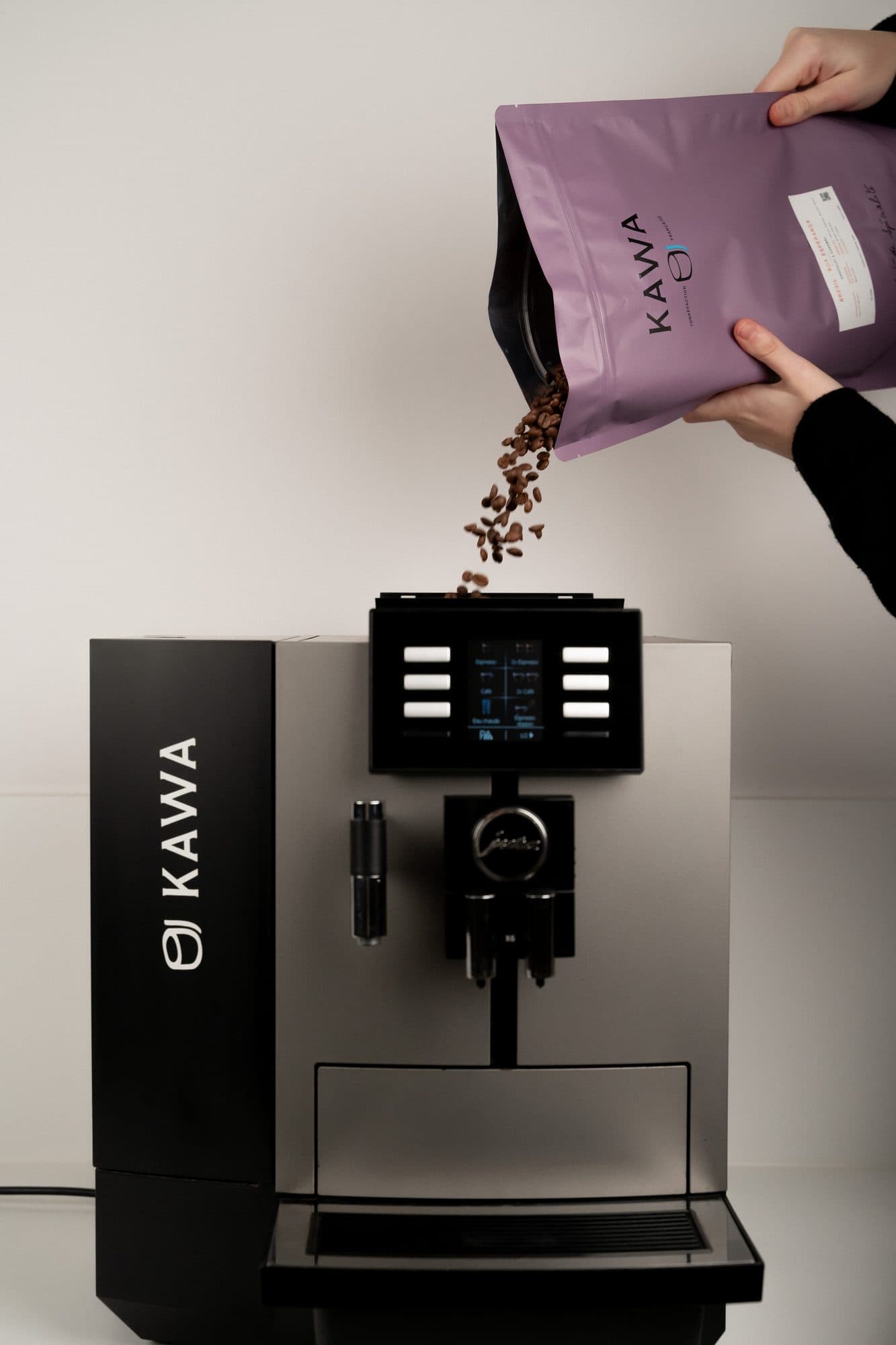 Café KAWA versé dans une machine Jura