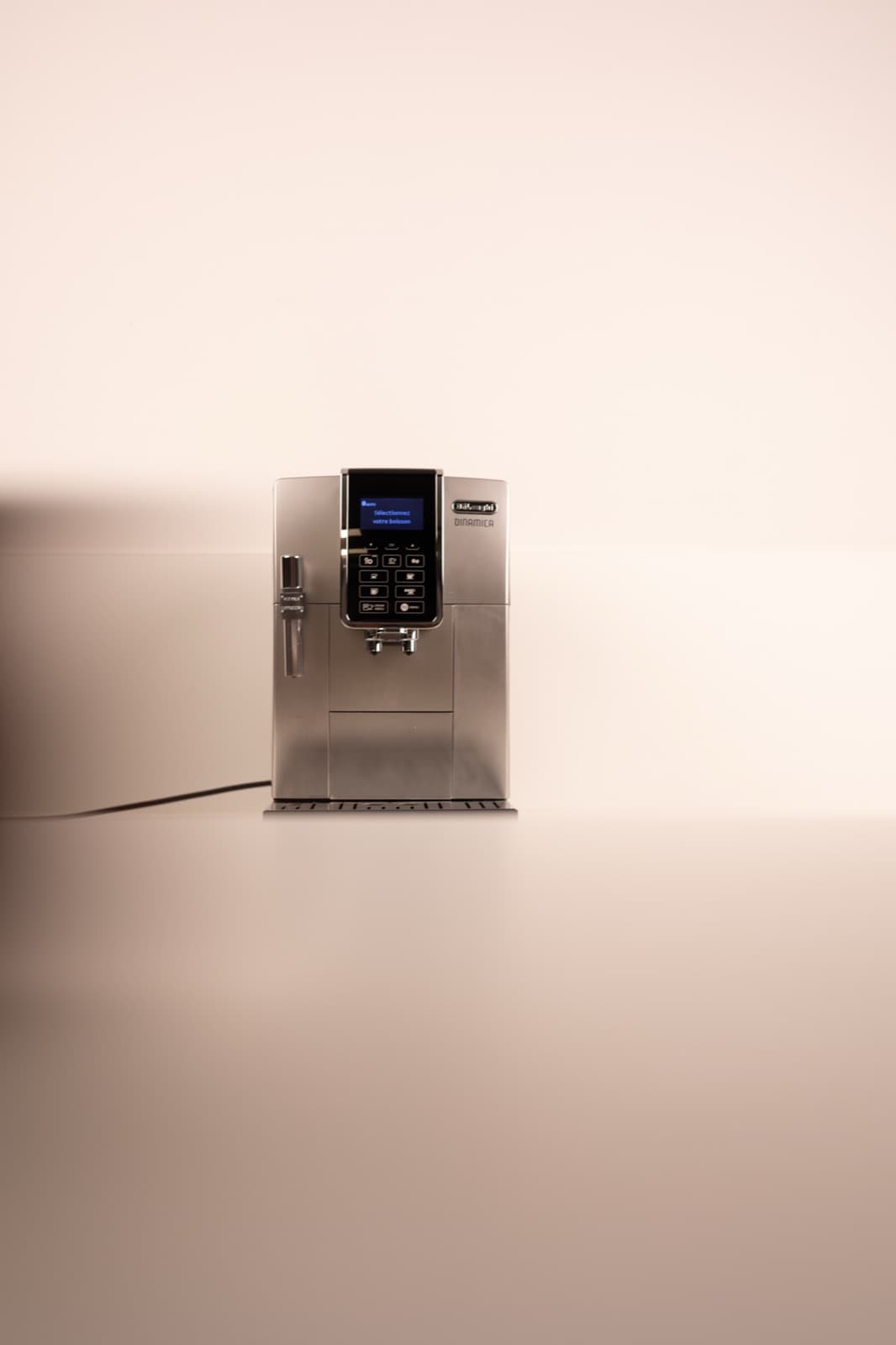 Machine à café professionnelle De'Longhi Dinamica installée en entreprise