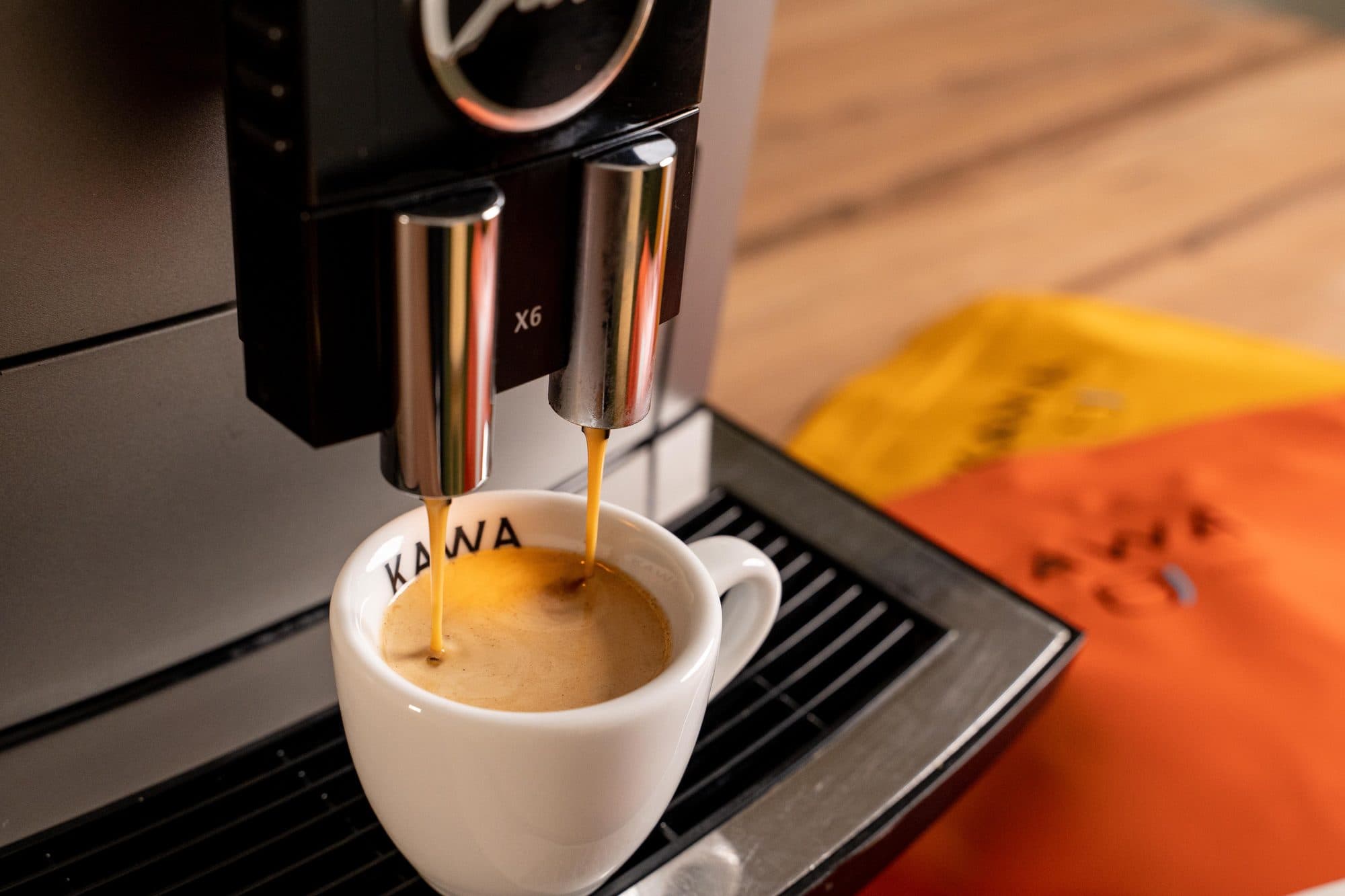 Extraction d'un espresso dans une tasse KAWA