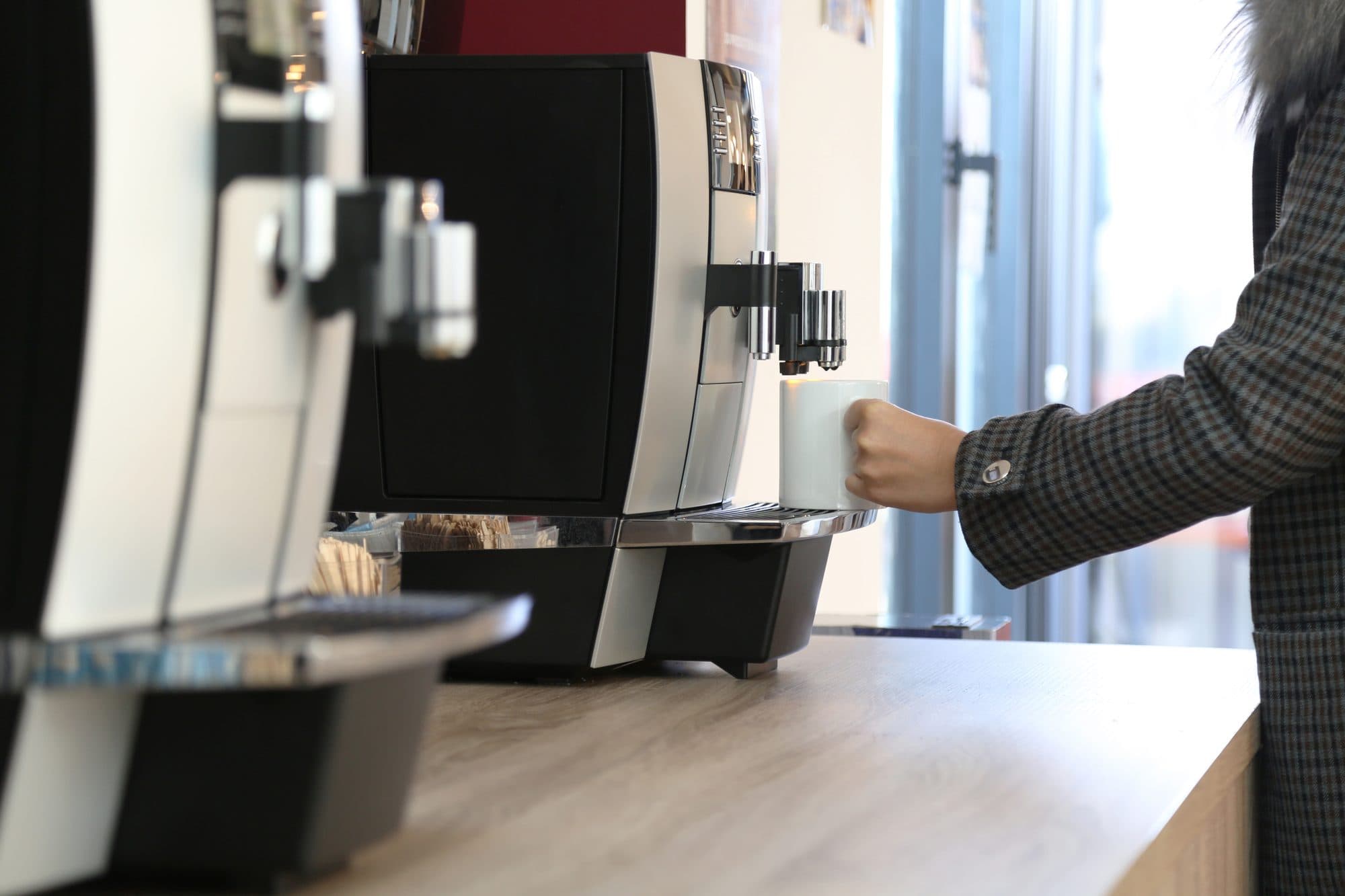 Collaborateur se servant un café au bureau