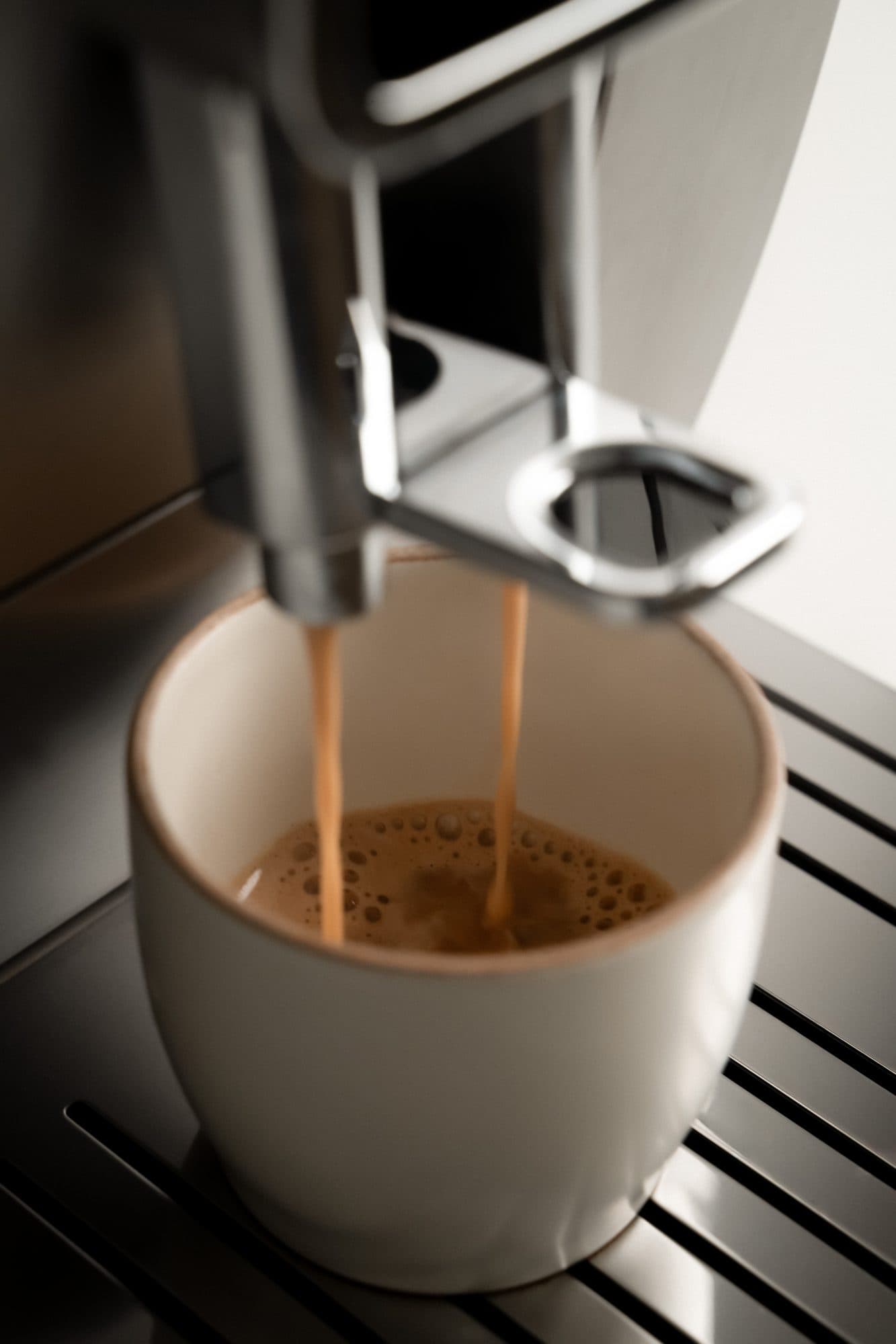 Café coulant dans une tasse depuis une machine professionnelle