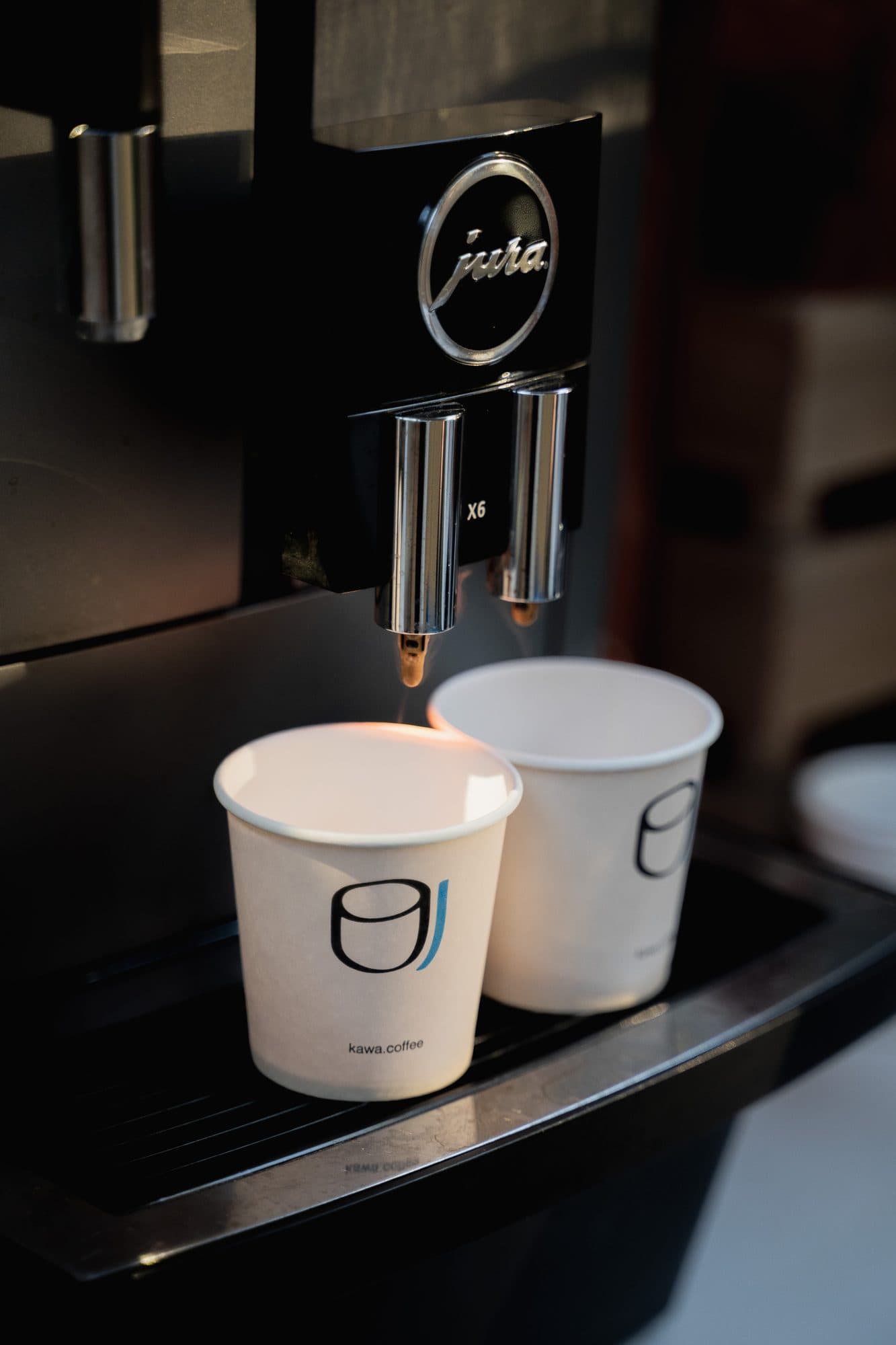 Machine Jura avec deux gobelets KAWA Coffee